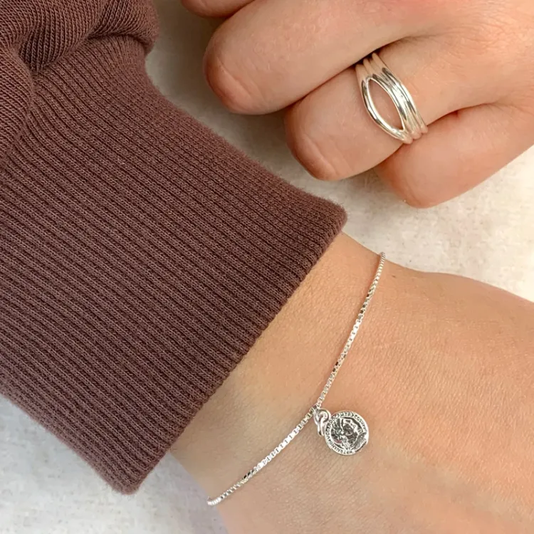 armbånd i sølv med vedhæng i sølv