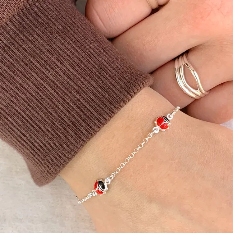 mariehøne armbånd i sølv med vedhæng i sølv