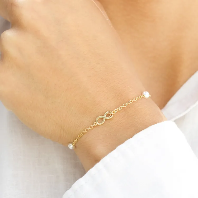 infinity armbånd i forgyldt sølv med vedhæng i forgyldt sølv