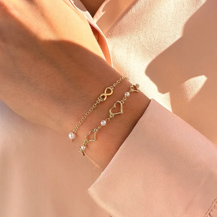 infinity armbånd i forgyldt sølv med vedhæng i forgyldt sølv