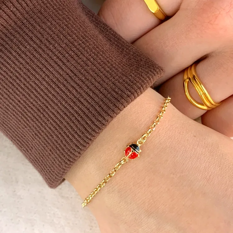 Kollektionsprøve mariehøne armbånd i forgyldt sølv med vedhæng i forgyldt sølv