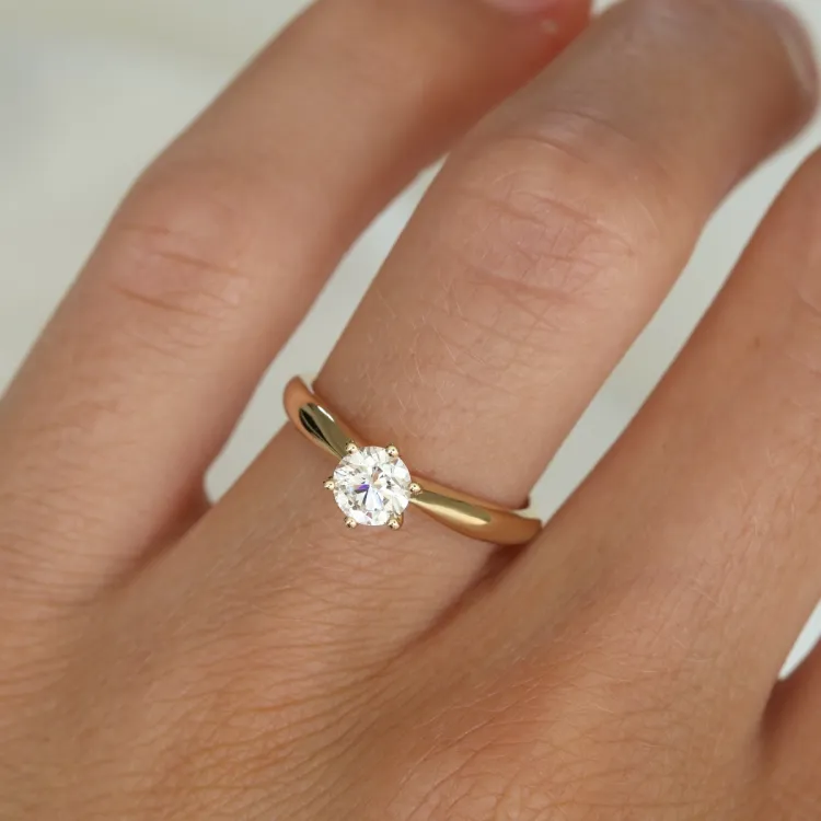0,50 ct lab grown diamant solitairering i 9 karat guld 0,50 ct
