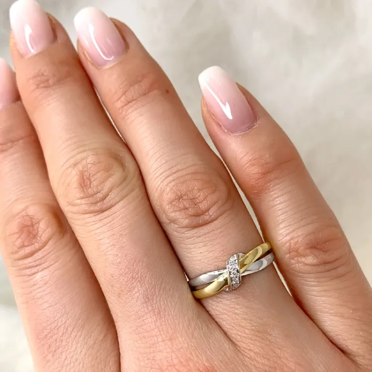 diamant ring i 14 karat guld.- og hvidguld 0,03 ct