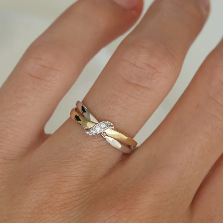 lab grown diamant ring i 9 karat guld.- og hvidguld 0,03 ct