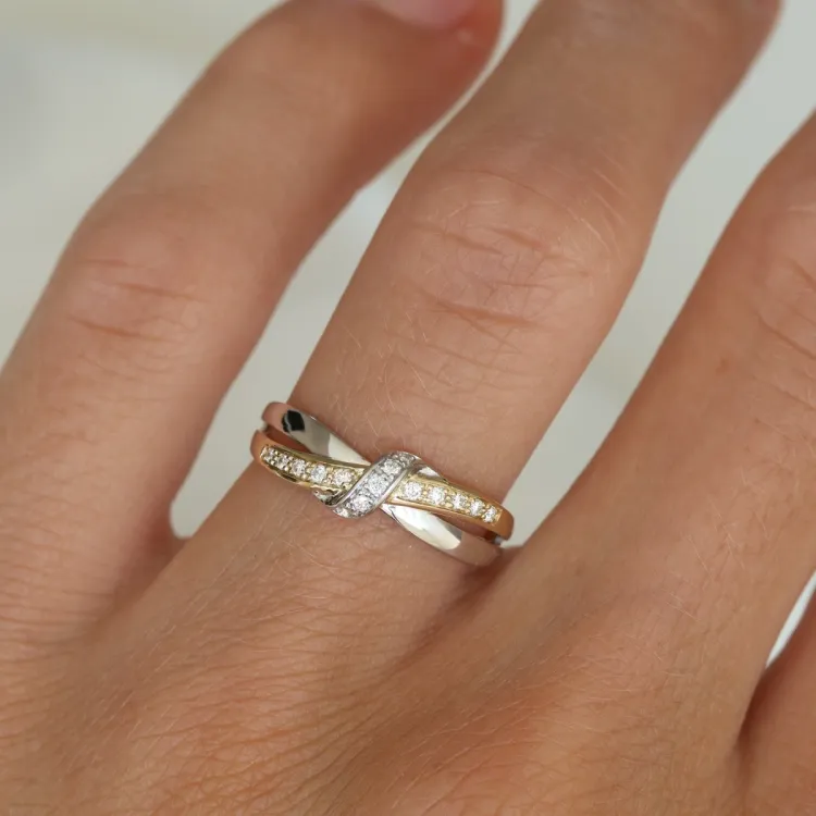 lab grown diamant ring i 9 karat guld.- og hvidguld 0,10 ct