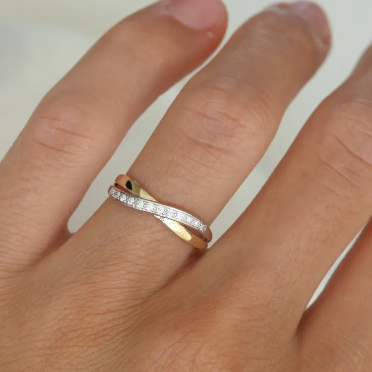 lab grown diamant ring i 9 karat guld.- og hvidguld 0,08 ct