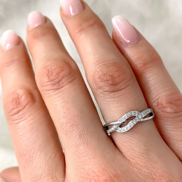 abstrakt diamant ring i 14 karat hvidguld 0,07 ct