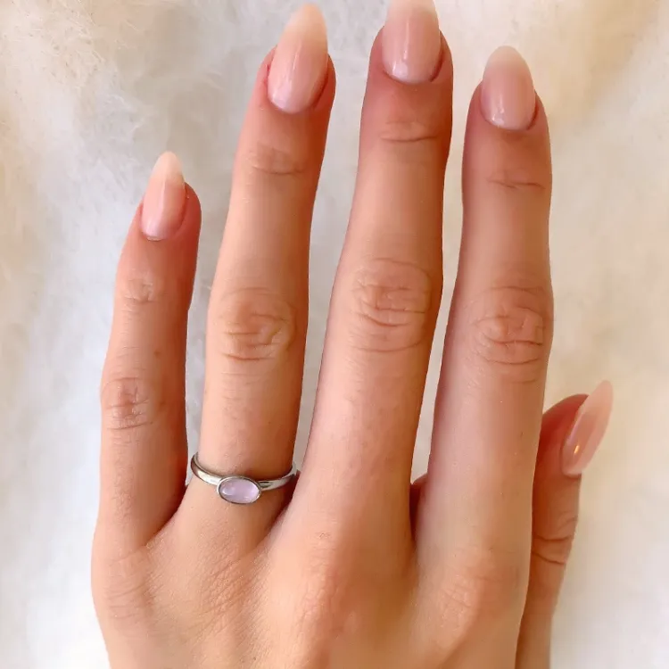 oval lyserød ring i sølv - Loom Stones