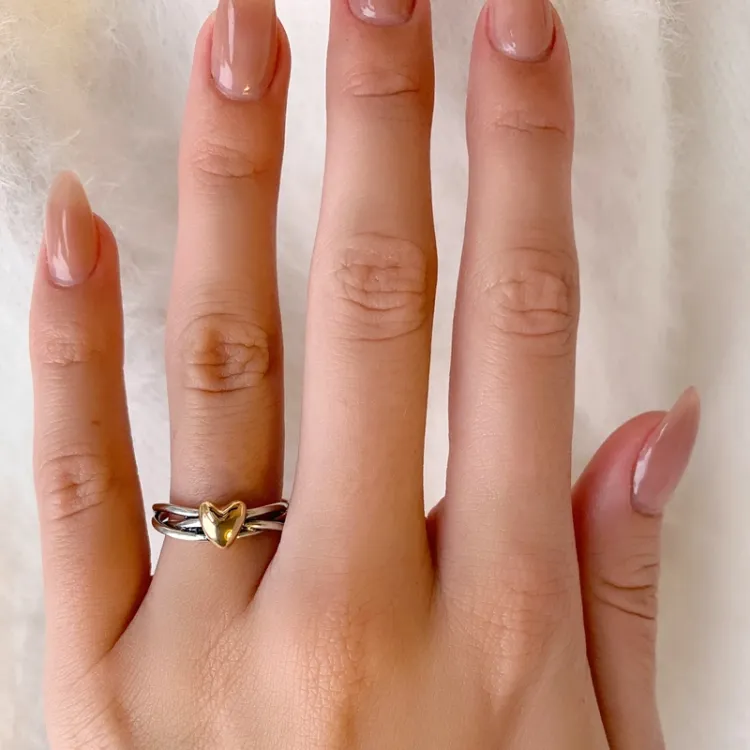 Hjerte ring i oxideret sterlingsølv med 8 karat guld