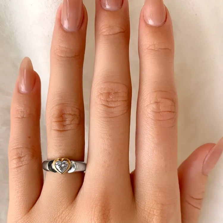 Hjerte ring i oxideret sterlingsølv med 8 karat guld