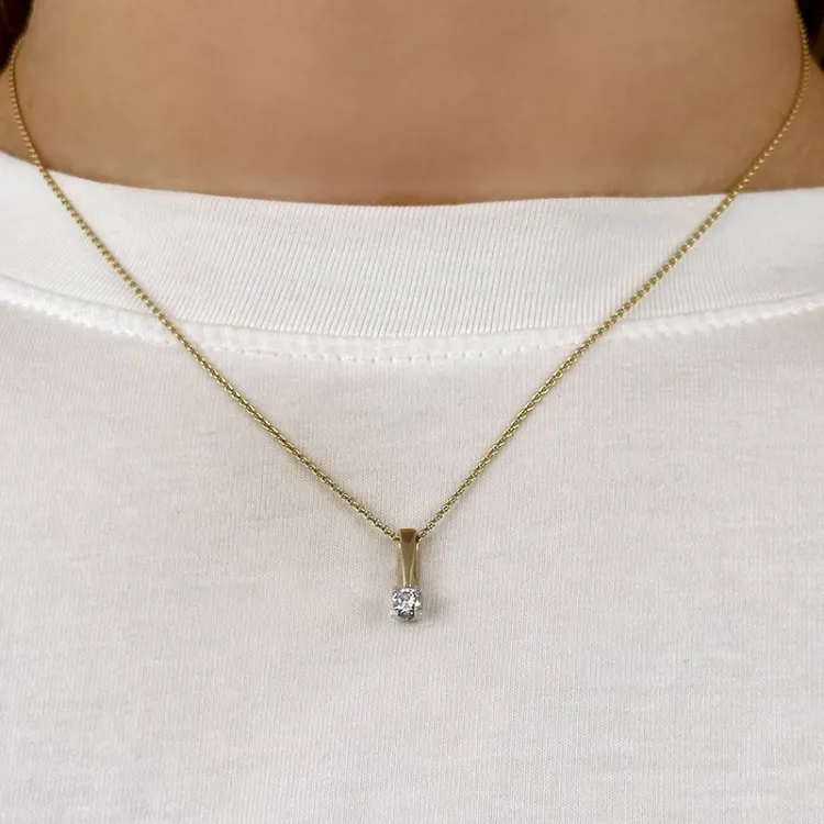 diamant solitairevedhæng i 14 karat guld.- og hvidguld 0,20 ct