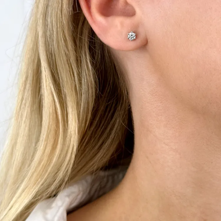 2 x 0,20 ct solitaireørestikker i 14 karat hvidguld med diamant