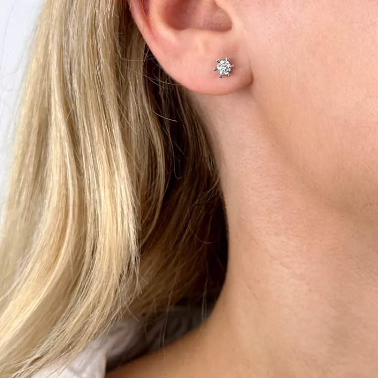 2 x 0,20 ct diamant solitaireørestikker i 14 karat hvidguld med diamant
