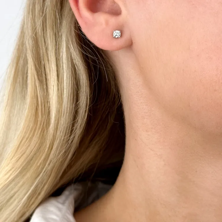 2 x 0,20 ct solitaireørestikker i 14 karat hvidguld med diamant