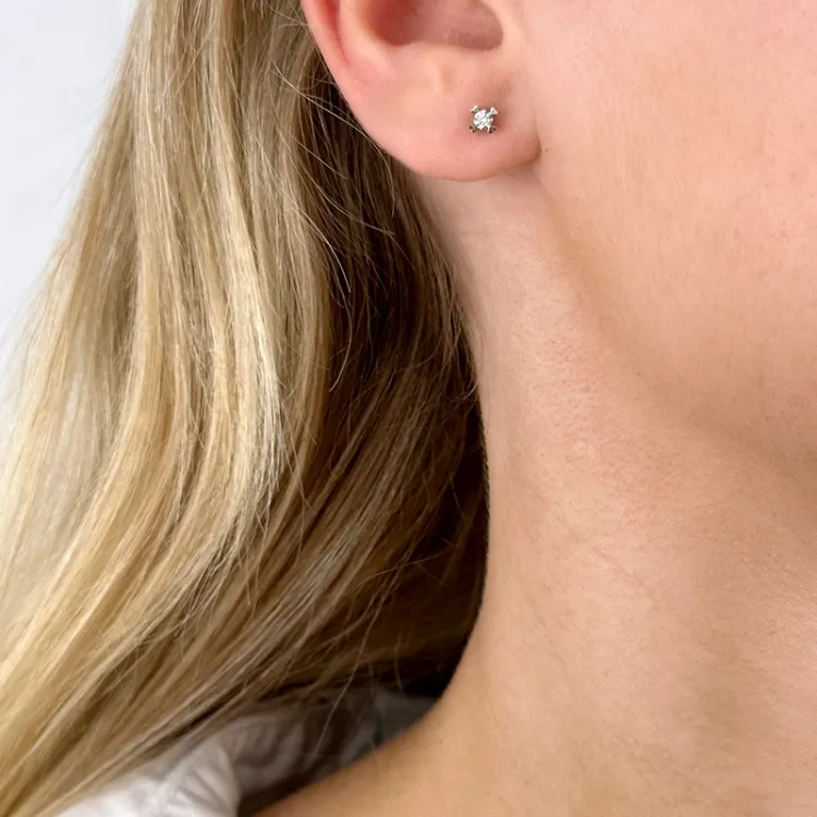 2 x 0,05 ct solitaireørestikker i 14 karat hvidguld med diamant