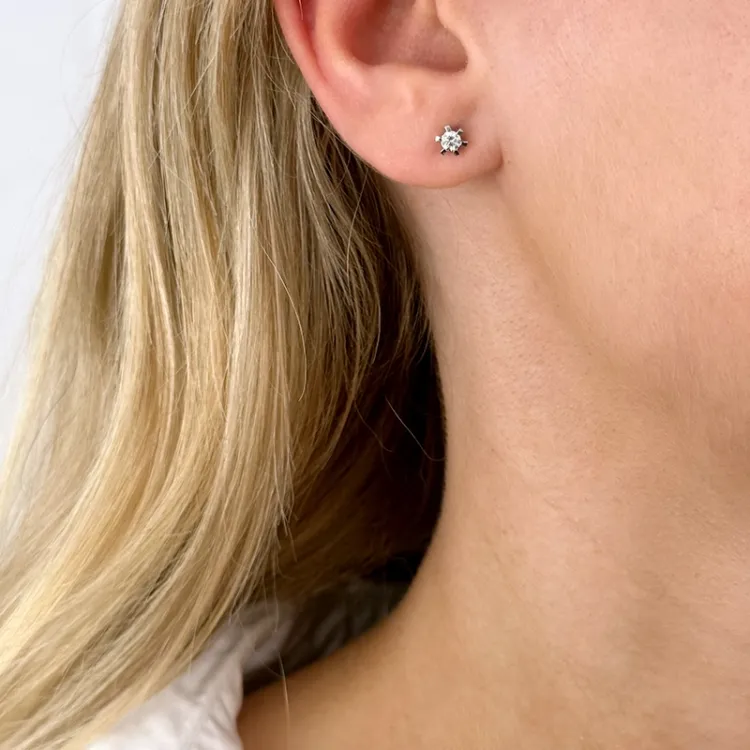 2 x 0,10 ct solitaireørestikker i 14 karat hvidguld med diamant