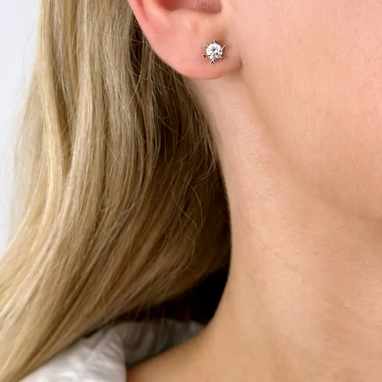 2 x 0,30 ct lab grown diamant solitaireørestikker i 14 karat hvidguld med lab grown diamant 