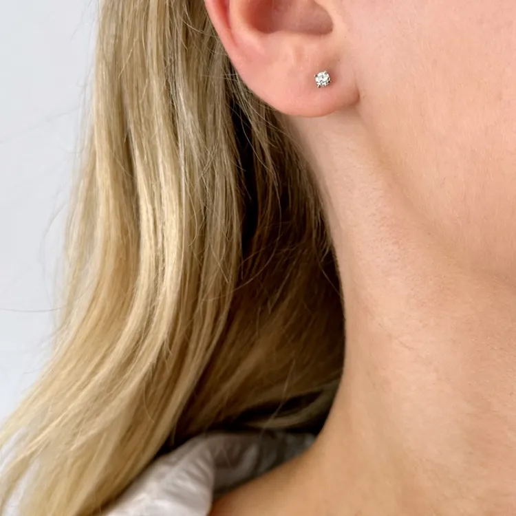 2 x 0,10 ct solitaireørestikker i 14 karat hvidguld med diamant