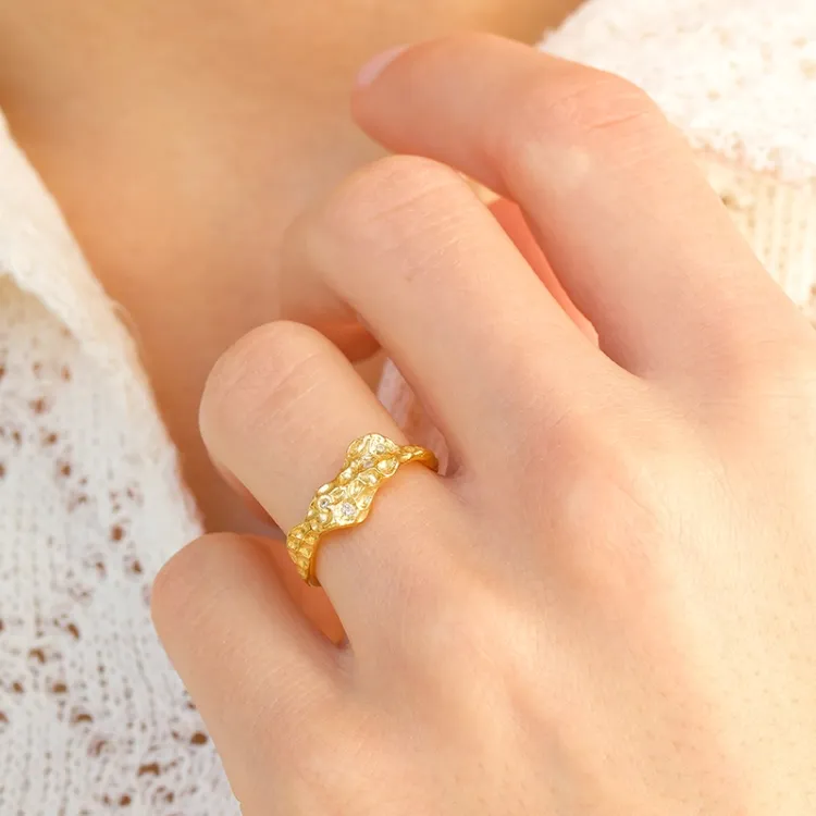 hvid zirkon ring i forgyldt sølv - Lumé Etched