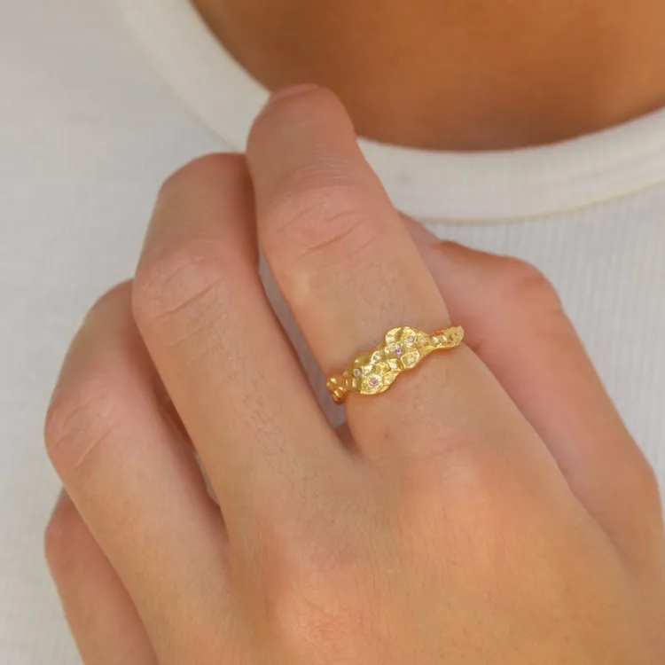 pink zirkon ring i forgyldt sølv - Lumé Etched