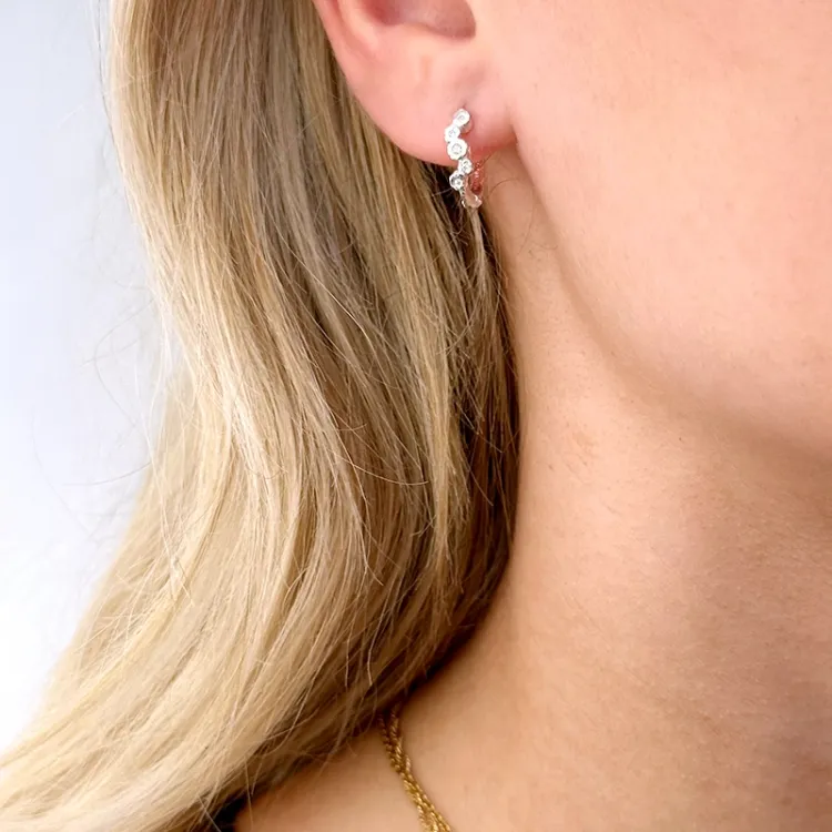 12 mm hvide zirkon creoler i sølv - Bubbly Sparkle