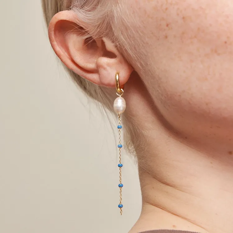 Enamel Lola Glory Cornflower kæde øreringe i forgyldt sølv blå emalje