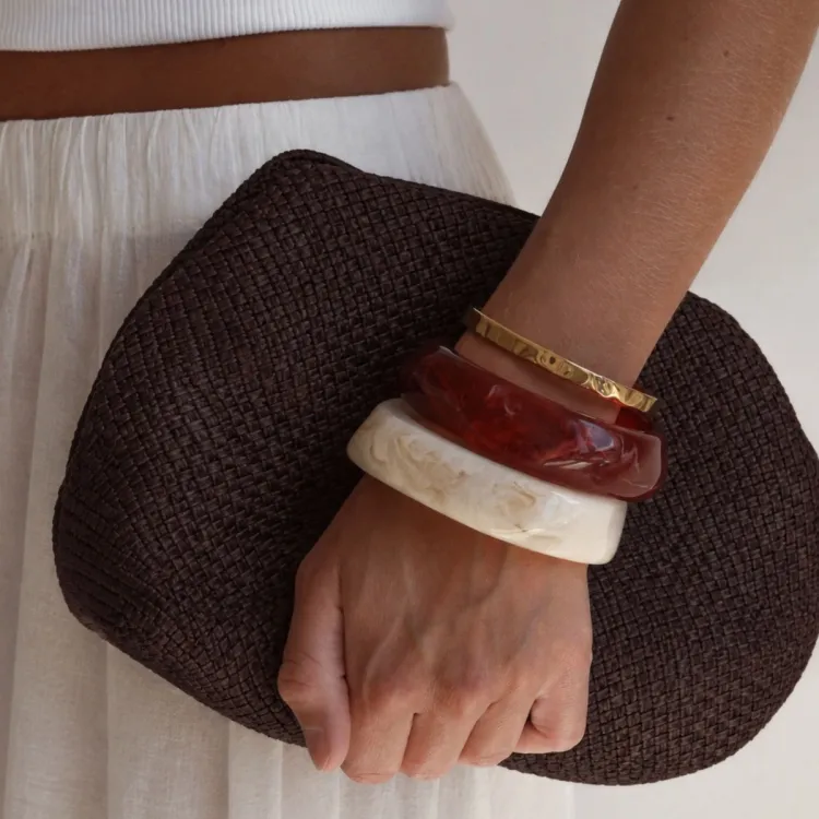 rød bangle i resin - AURA