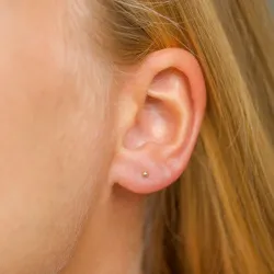 2 mm kugle ørestikker i 14 karat guld