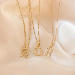 bogstav M vedhæng i 14 karat guld 0,04 ct