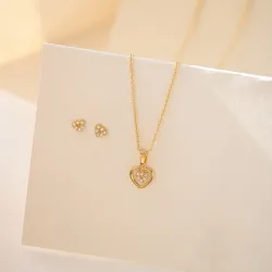 Støvring Design hjerte smykkesæt i forgyldt sølv hvid zirkon