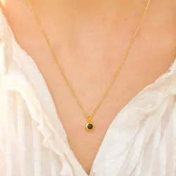 lille sort onyks vedhæng i forgyldt sølv - Loom Stones