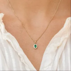 ovalt smaragd diamantvedhæng i 14 karat guld 0,25 ct 0,15 ct
