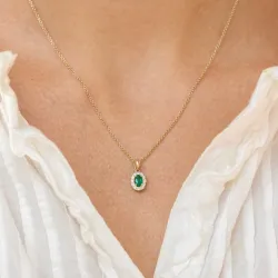 ovalt smaragd diamantvedhæng i 14 karat guld 0,25 ct 0,15 ct