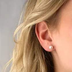 6 mm elfenben hvid perleøreringe i 14 karat guld