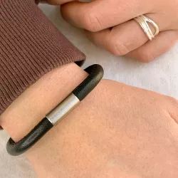 sort læder armbånd i stål  x 6 mm