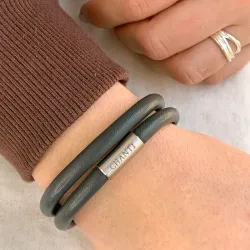 Grå læder armbånd i stål  x 6 mm