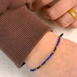 sort armbånd med onyks og lapis og 6 hematite.