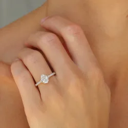 oval lab grown diamant ring i 14 karat guld 1,0 ct 0,26 ct