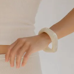 hvid bangle i resin - AURA