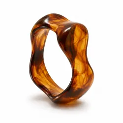 cognacfarvet bangle i resin - AURA
