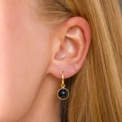 runde syntetisk blå safir øreringe i forgyldt sølv - Loom Stones