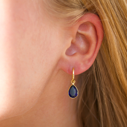 dråbe syntetisk blå safir øreringe i forgyldt sølv - Loom Stones