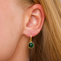 runde mørkegrøn krystal øreringe i forgyldt messing - Loom Stones