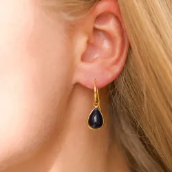 dråbe syntetisk blå safir øreringe i forgyldt messing - Loom Stones