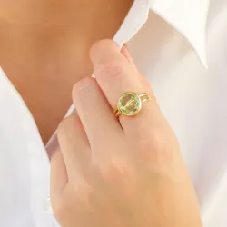 lysegrøn krystal ring i forgyldt messing - Loom Stones