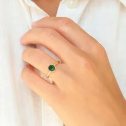 grøn krystal ring i forgyldt messing - Loom Stones