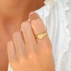 bogstav M zirkon ring i forgyldt messing