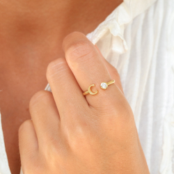 bogstav C zirkon ring i forgyldt messing