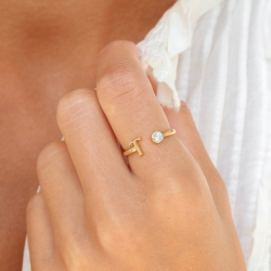 bogstav T zirkon ring i forgyldt messing