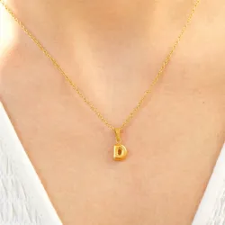 vandfast bogstav D halskæde i forgyldt stål - OCEANA